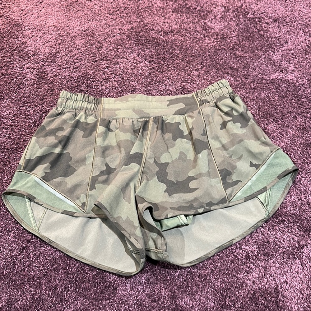 LULULEMON size 6 regular green camo hotty hot short